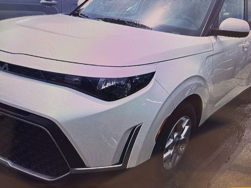 Used 2025 Kia Soul LX w/ LX Technology Package image 16