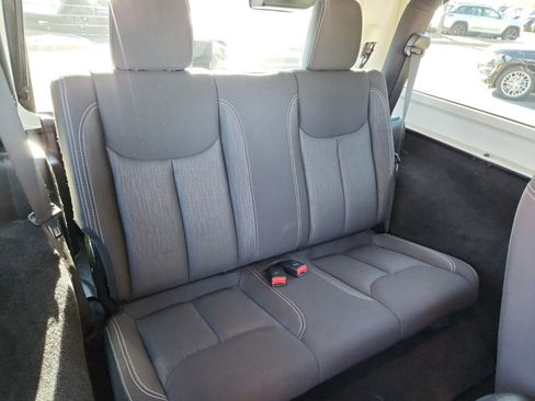 Used 2017 Jeep Wrangler Rubicon w/ Power Convenience Group image 18