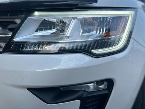 Used 2018 Ford Explorer XLT w/ Equipment Group 202A image 9