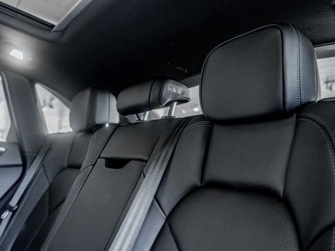 Certified 2025 Porsche Macan image 37