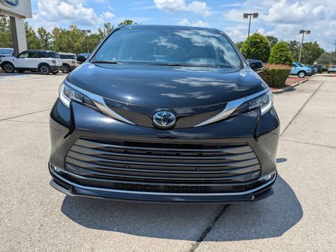Used 2023 Toyota Sienna Limited image 8
