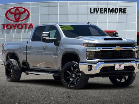 Used 2024 Chevrolet Silverado 2500 LT w/ Convenience Package AWD/4WD image 2