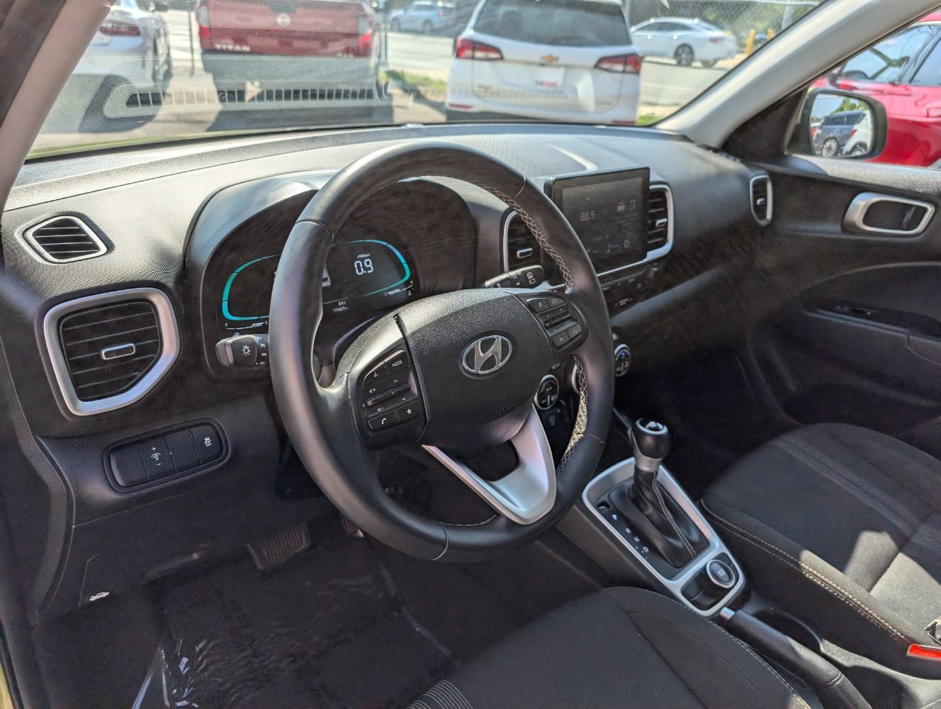 Used 2024 Hyundai Venue SEL FWD image 12