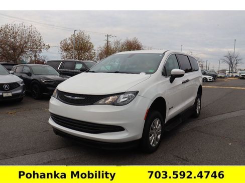 Used 2020 Chrysler Voyager L image 5