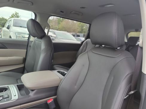 New 2026 Kia Carnival LXS image 14