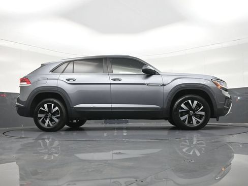 Used 2022 Volkswagen Atlas Cross Sport SE FWD image 33