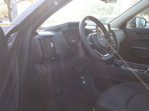 Used 2025 Nissan Pathfinder S image 23