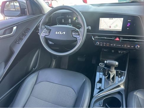 Certified 2025 Kia Niro EX image 12