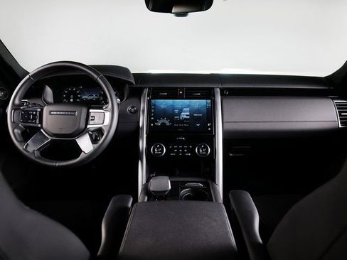 Used 2025 Land Rover Discovery S image 4