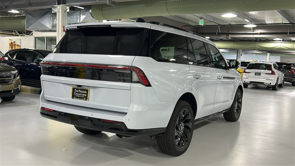 Used 2026 Lincoln Navigator Reserve w/ Jet Appearance Package AWD/4WD image 4