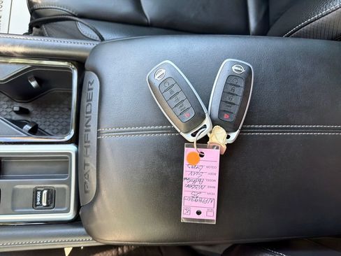 Used 2025 Nissan Pathfinder SL FWD image 25