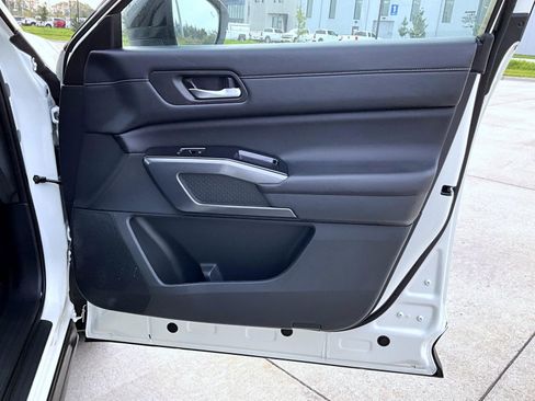 Used 2024 Nissan Pathfinder SL image 17