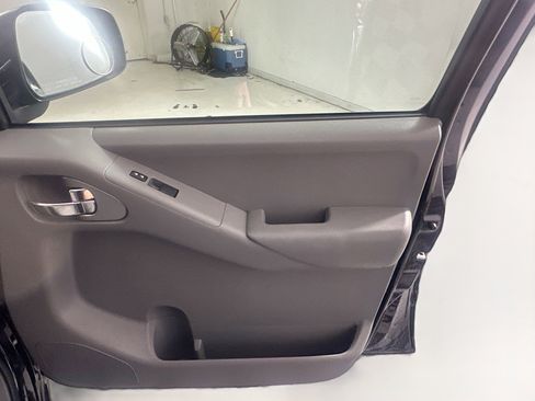 Used 2010 Nissan Frontier SE image 30