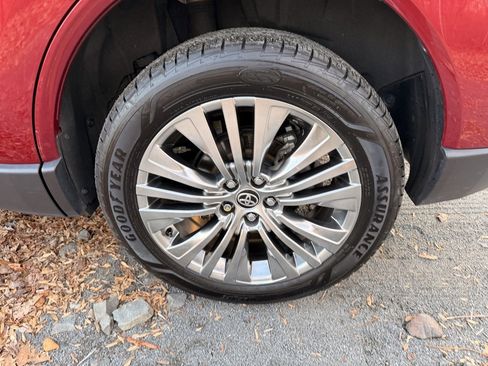 Used 2022 Toyota Venza XLE image 6