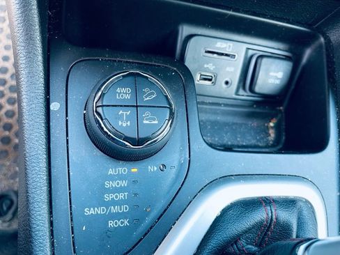 Used 2018 Jeep Cherokee Trailhawk w/ Cold Weather Group AWD/4WD image 19