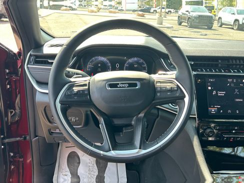 Used 2025 Jeep Grand Cherokee Altitude AWD/4WD image 9
