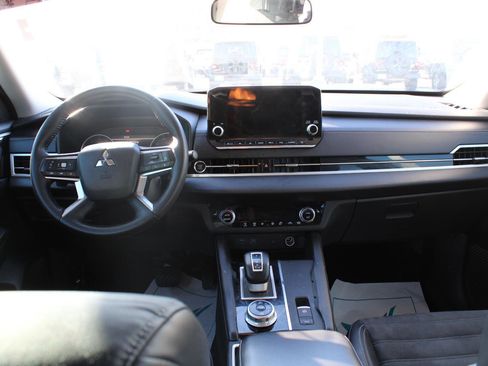 Used 2022 Mitsubishi Outlander SE image 8