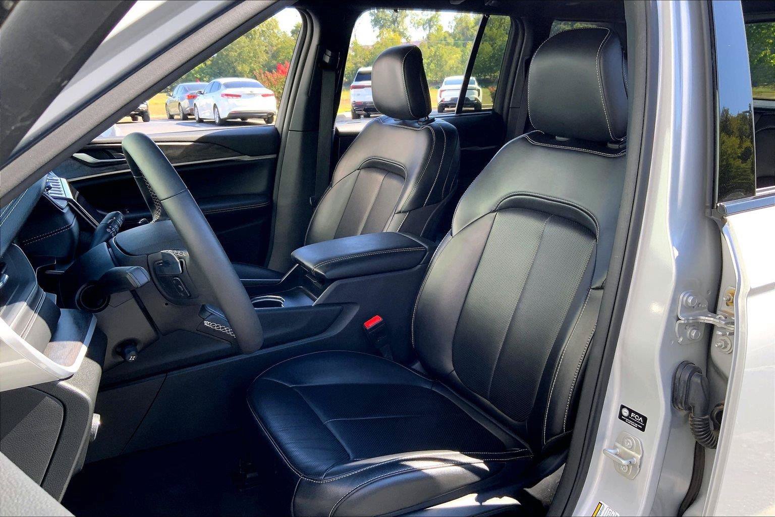 Used 2024 Jeep Grand Cherokee Limited w/ Luxury Tech Group II AWD/4WD image 24