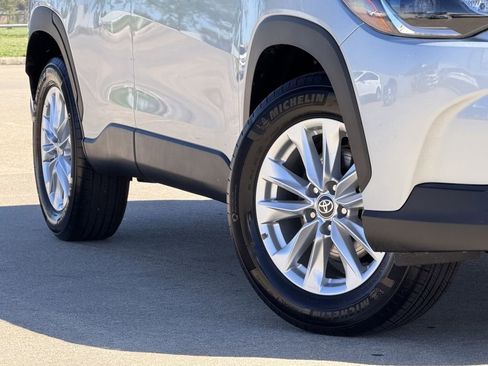 Used 2025 Toyota Corolla Cross LE image 12