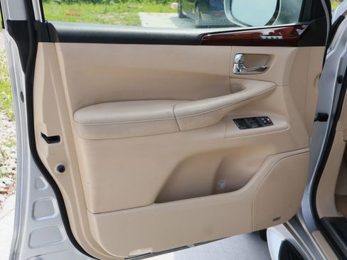 Used 2011 Lexus LX 570 4WD image 17