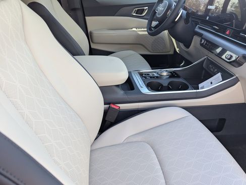 New 2026 Kia Carnival EX image 9