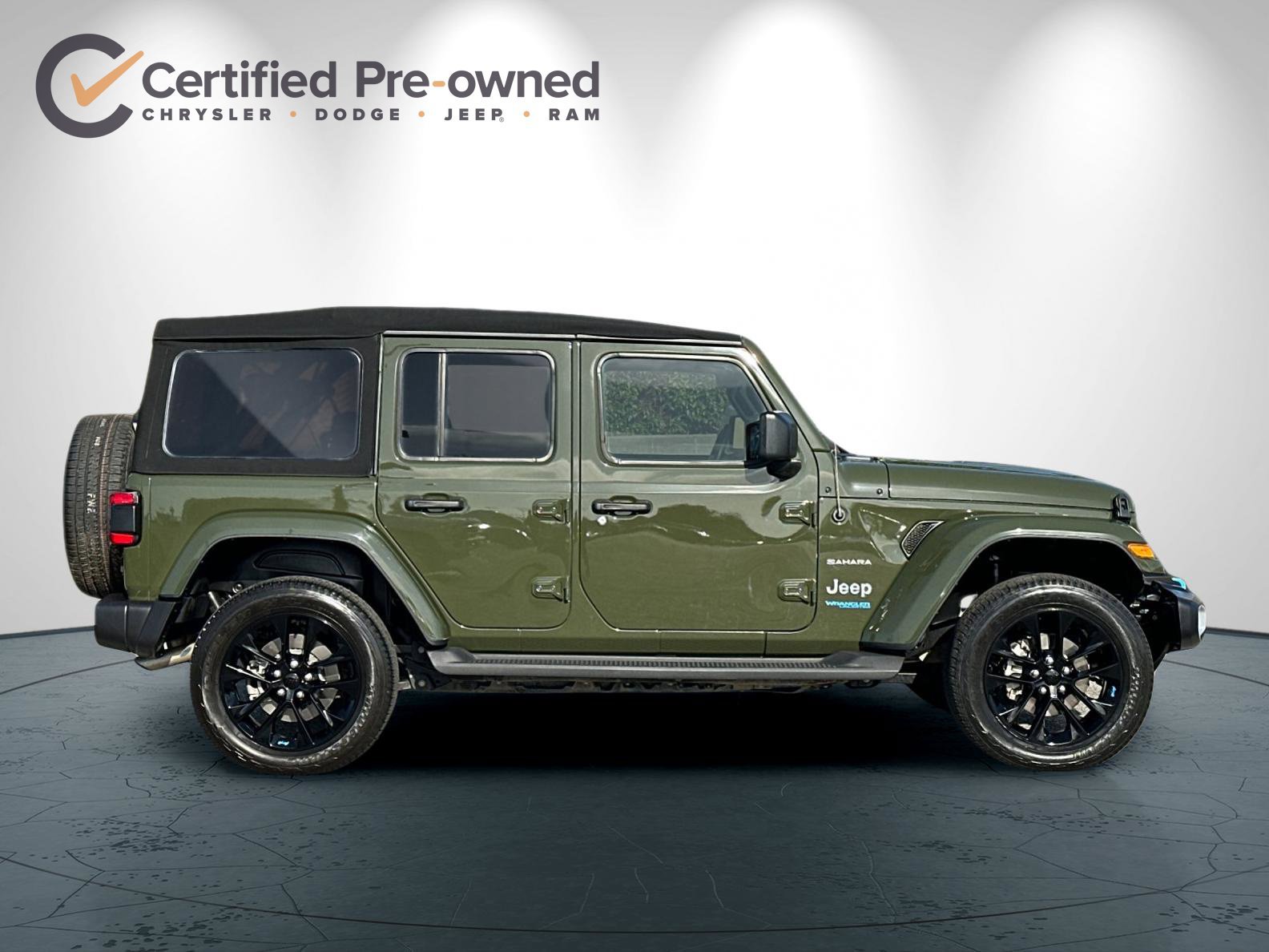 Used 2022 Jeep Wrangler Unlimited Sahara w/ Cold Weather Group AWD/4WD image 3