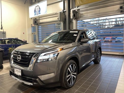 Used 2025 Nissan Pathfinder Platinum image 3