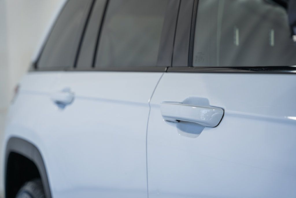Certified 2023 Jeep Grand Cherokee Limited AWD/4WD image 18