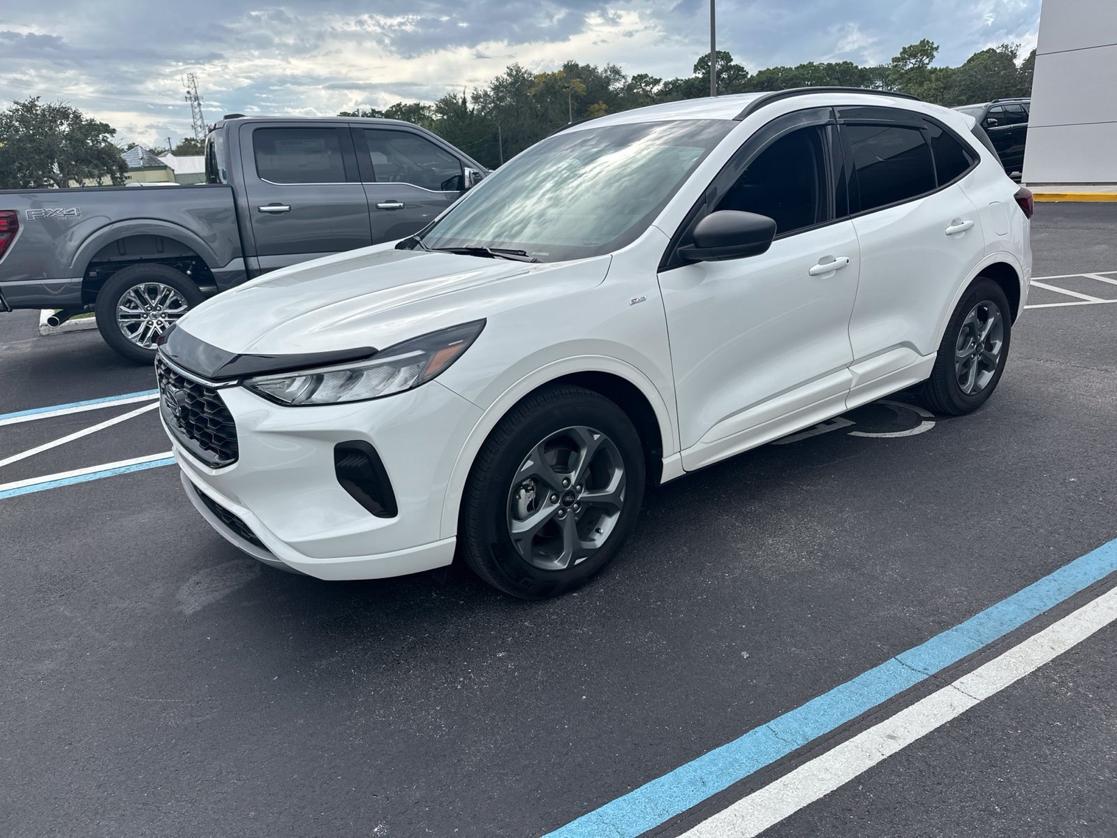 Used 2024 Ford Escape ST-Line w/ Tech Pack #1 FWD image 3