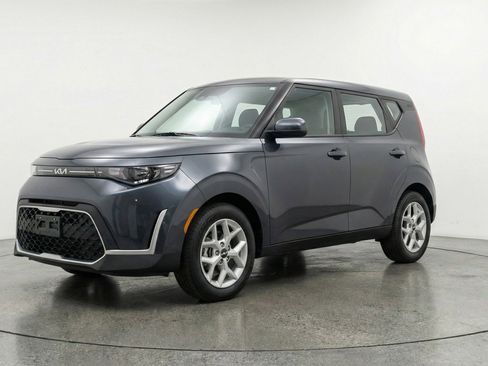 Used 2025 Kia Soul LX w/ LX Technology Package image 3
