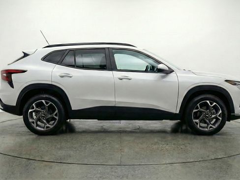 Used 2025 Chevrolet Trax LT w/ LT Convenience Package FWD image 11