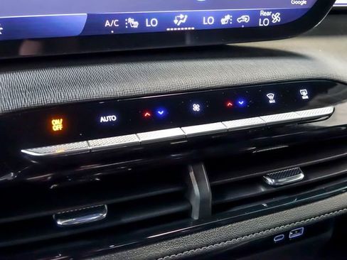 Certified 2025 Buick Enclave Preferred AWD/4WD image 26