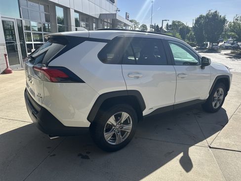 Used 2022 Toyota RAV4 LE AWD/4WD image 6