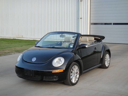 Used 2008 Volkswagen Beetle SE image 2