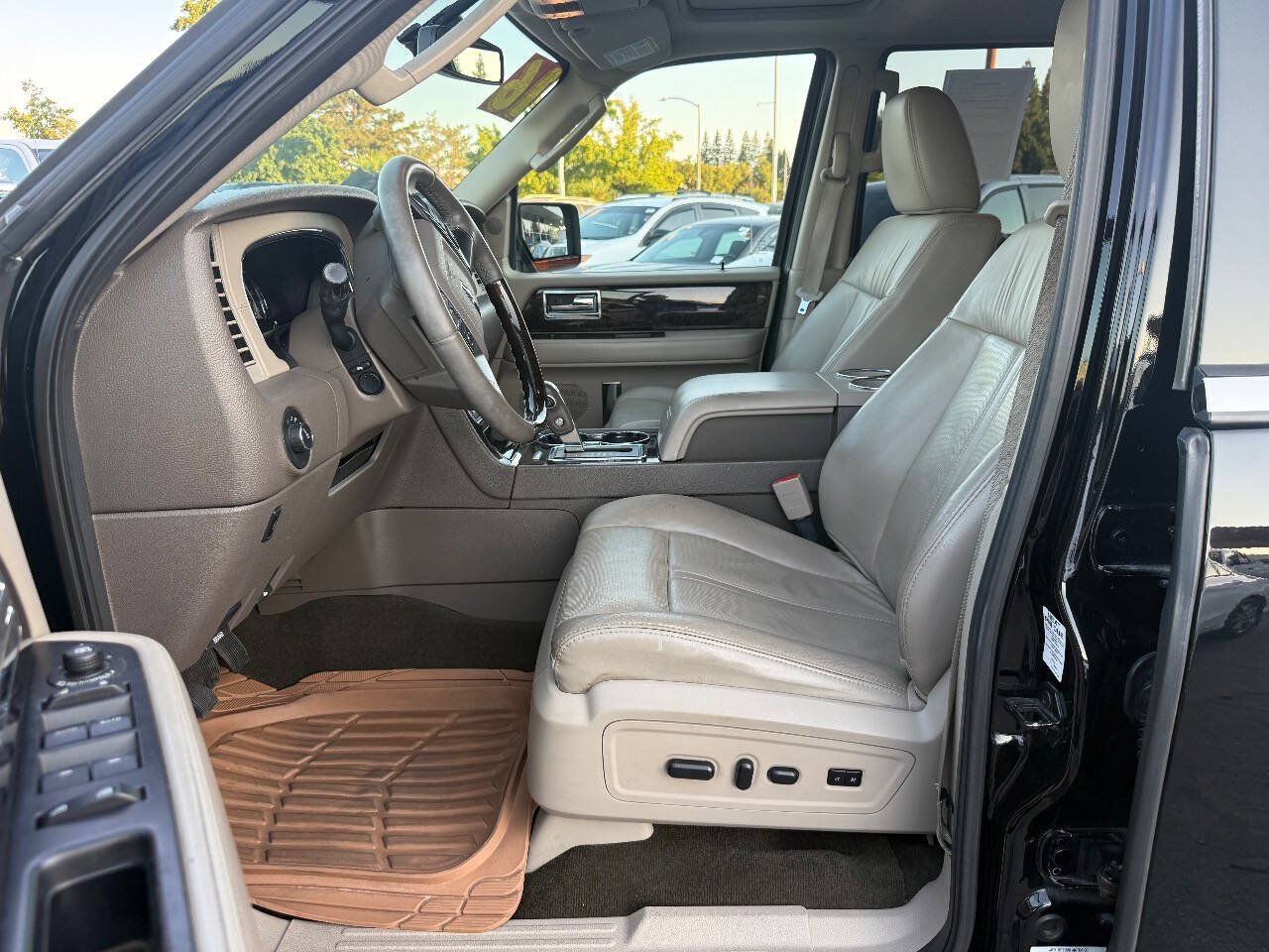 Used 2016 Lincoln Navigator Select AWD/4WD image 10
