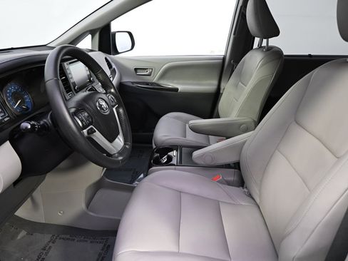 Used 2019 Toyota Sienna XLE image 11