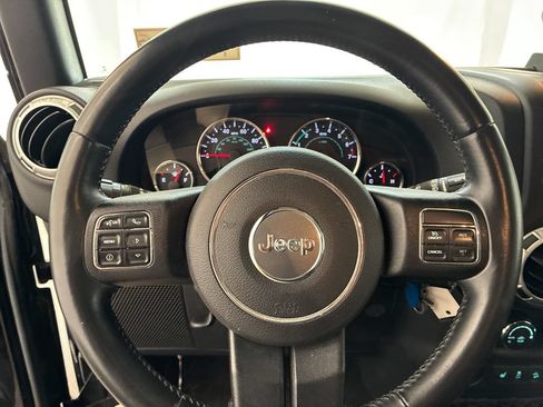 Used 2015 Jeep Wrangler Unlimited Sahara w/ Connectivity Group AWD/4WD image 11