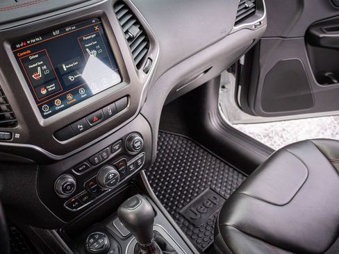 Used 2021 Jeep Cherokee Trailhawk image 25