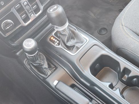 Used 2025 Jeep Wrangler Unlimited Sport AWD/4WD image 23