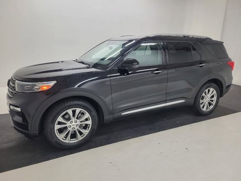 Used 2021 Ford Explorer Limited w/ Equipment Group 301A AWD/4WD image 2