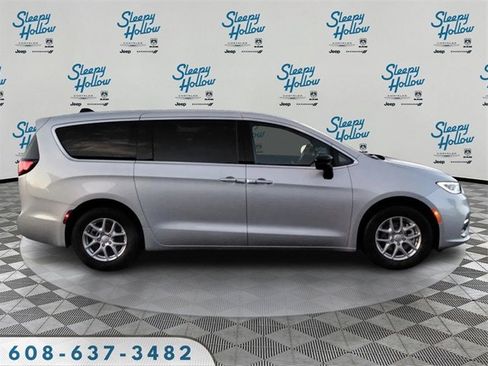 New 2026 Chrysler Pacifica Select image 4