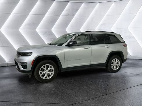 Used 2023 Jeep Grand Cherokee Limited AWD/4WD image 3