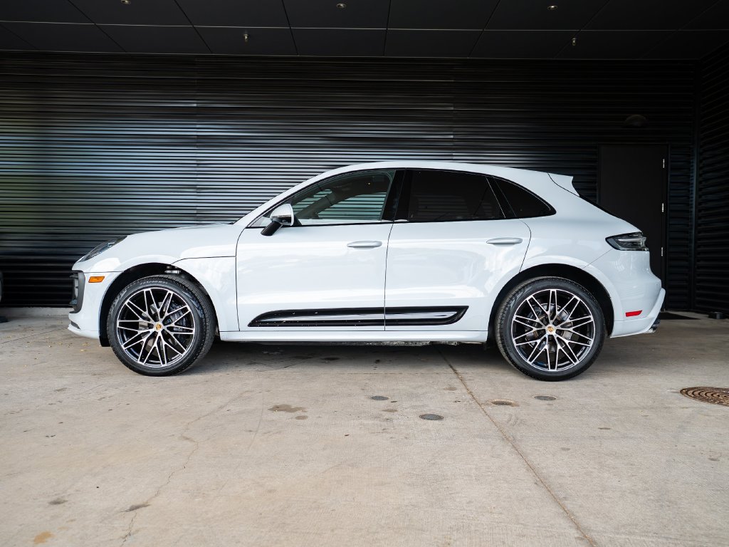 Certified 2023 Porsche Macan AWD/4WD image 2