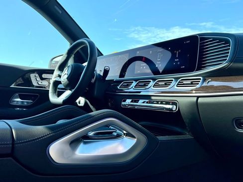 Certified 2026 Mercedes-Benz GLS 450 4MATIC image 9