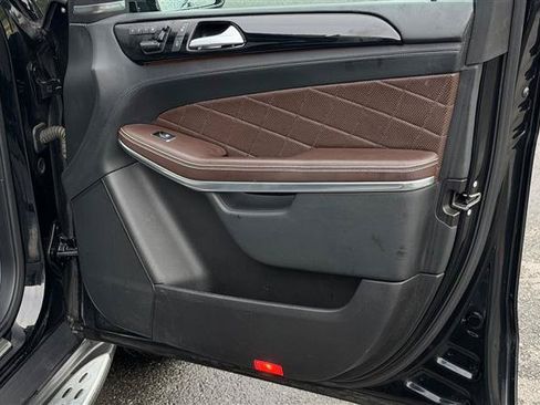 Used 2016 Mercedes-Benz GL 550 4MATIC image 34