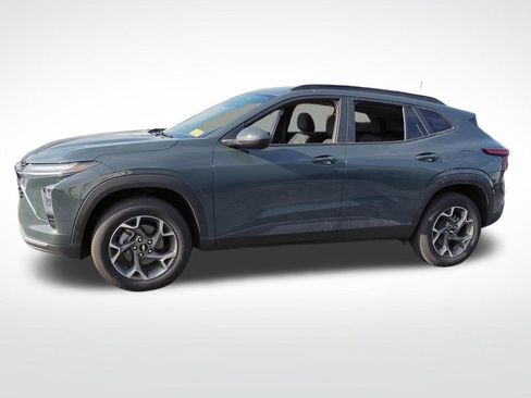 Certified 2025 Chevrolet Trax LT w/ Driver Confidence Package FWD image 2