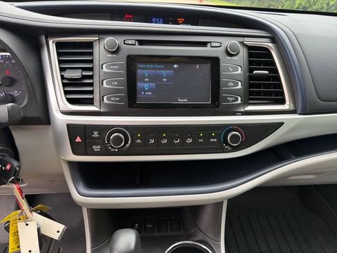 Used 2019 Toyota Highlander LE FWD image 21