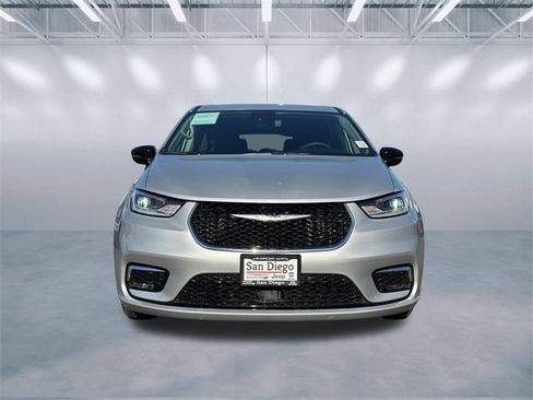 Used 2024 Chrysler Pacifica Select image 5