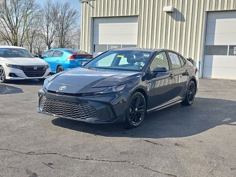 Used 2025 Toyota Camry SE image 3
