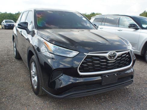 Used 2023 Toyota Highlander L FWD image 3